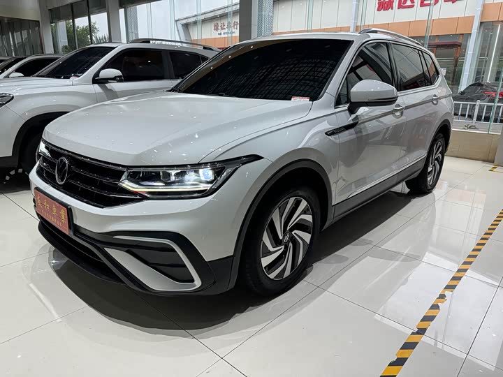 Фото 1 - Volkswagen Tiguan L Pro