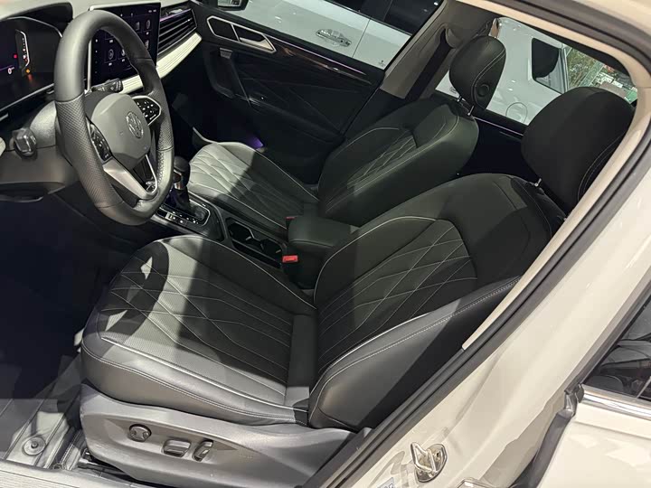 Фото 13 - Volkswagen Tiguan L Pro