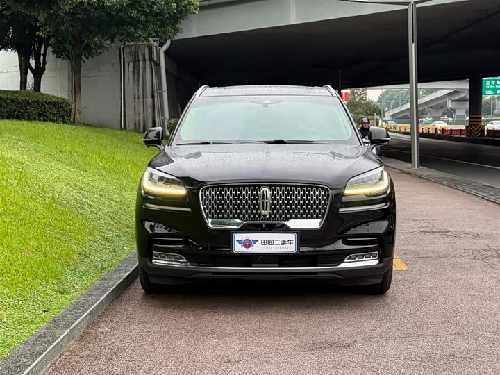 Фото 2 - Lincoln Aviator