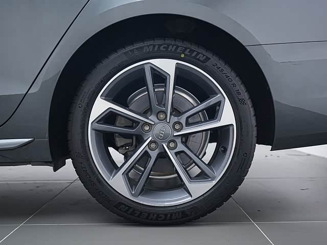 Фото 13 - Audi A4L