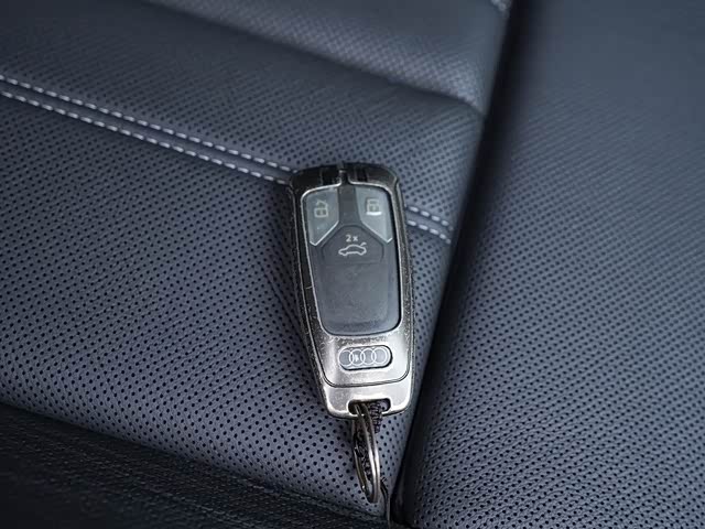 Фото 15 - Audi A4L