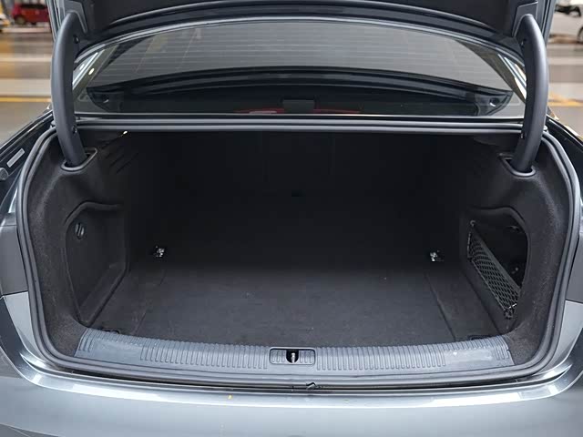 Фото 19 - Audi A4L