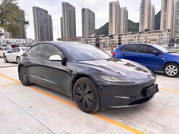 Фото 2 - Tesla Model 3