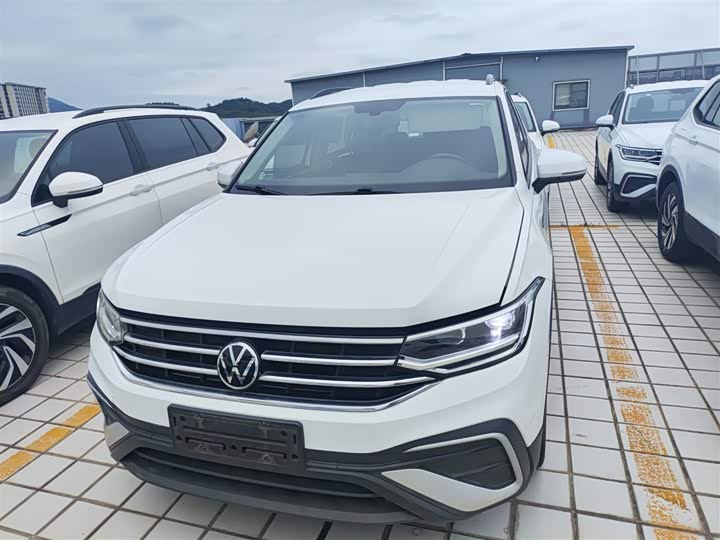 Фото 3 - Volkswagen Tiguan L Pro