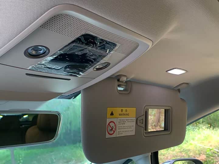 Фото 17 - Denza D9