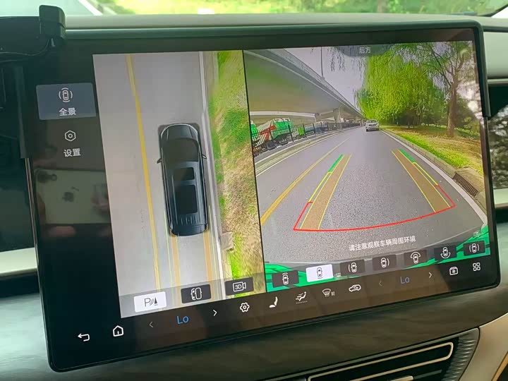 Фото 18 - Denza D9