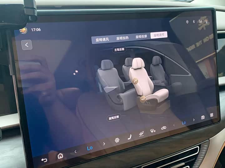 Фото 22 - Denza D9