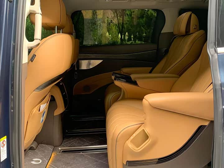 Фото 9 - Denza D9