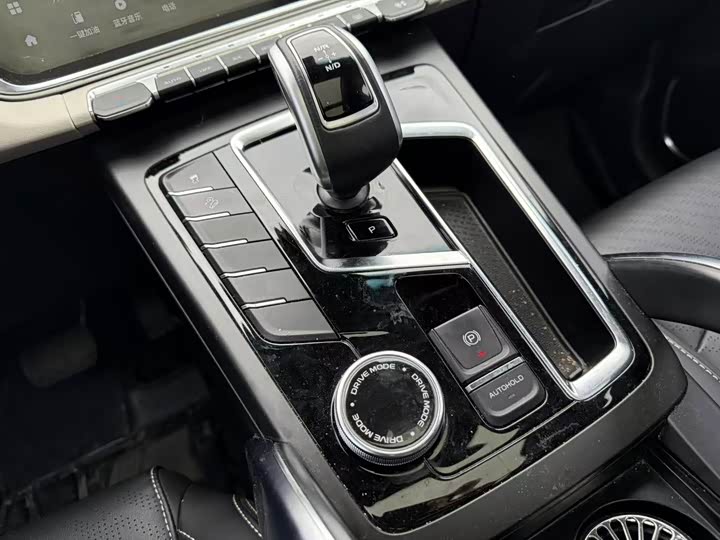 Фото 10 - Geely Atlas