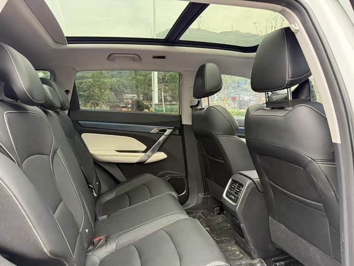 Фото 12 - Geely Atlas