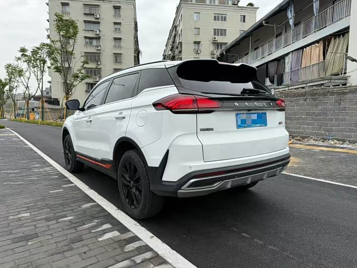 Фото 13 - Geely Atlas