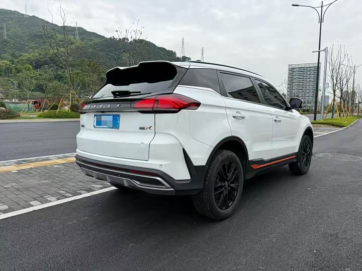 Фото 15 - Geely Atlas