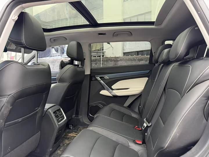 Фото 7 - Geely Atlas