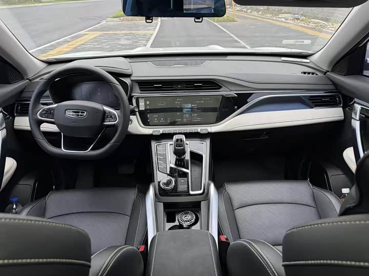 Фото 8 - Geely Atlas