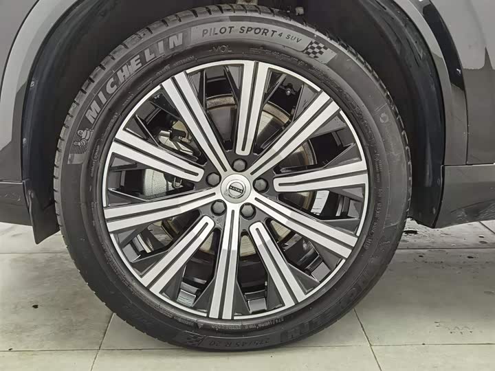 Фото 17 - Volvo XC90