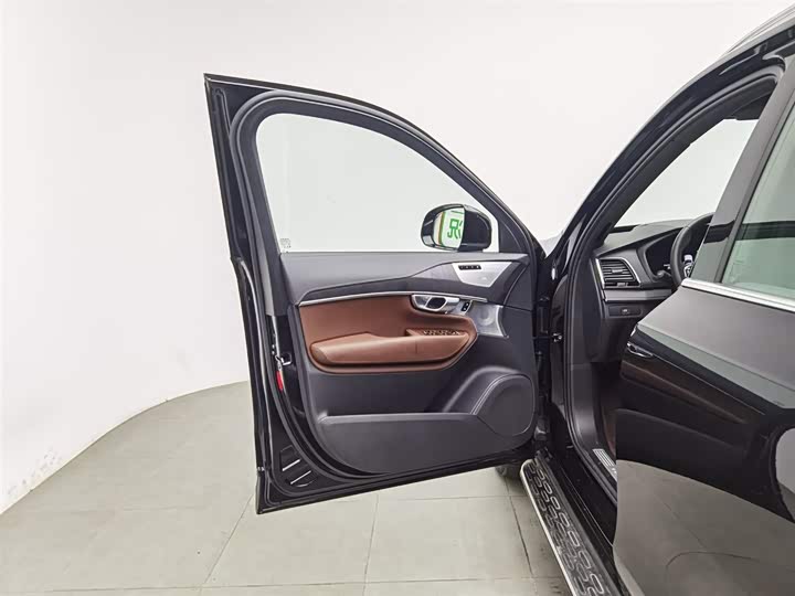 Фото 8 - Volvo XC90