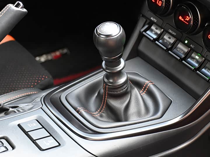 Фото 12 - Toyota GR86