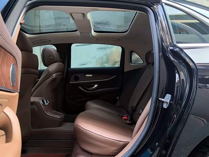 Фото 10 - Mercedes-Benz E-Class