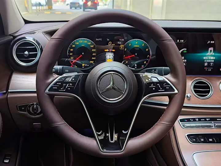 Фото 12 - Mercedes-Benz E-Class