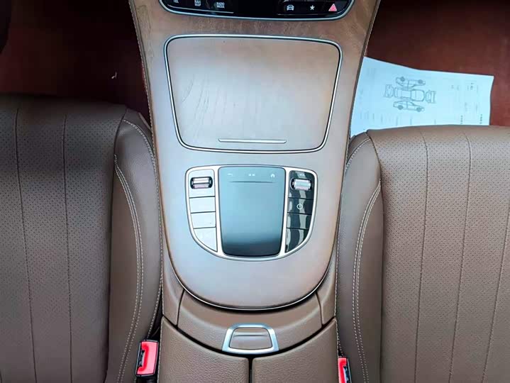 Фото 15 - Mercedes-Benz E-Class