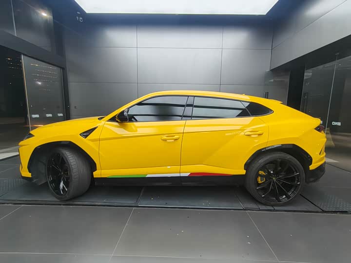 Фото 3 - Lamborghini Urus