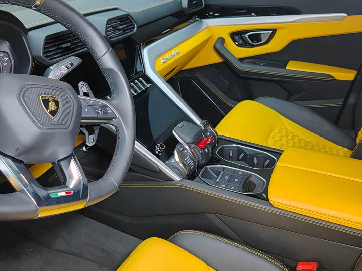 Фото 5 - Lamborghini Urus