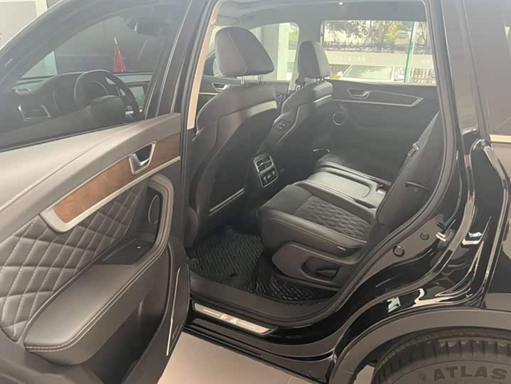 Фото 15 - Hongqi HS7