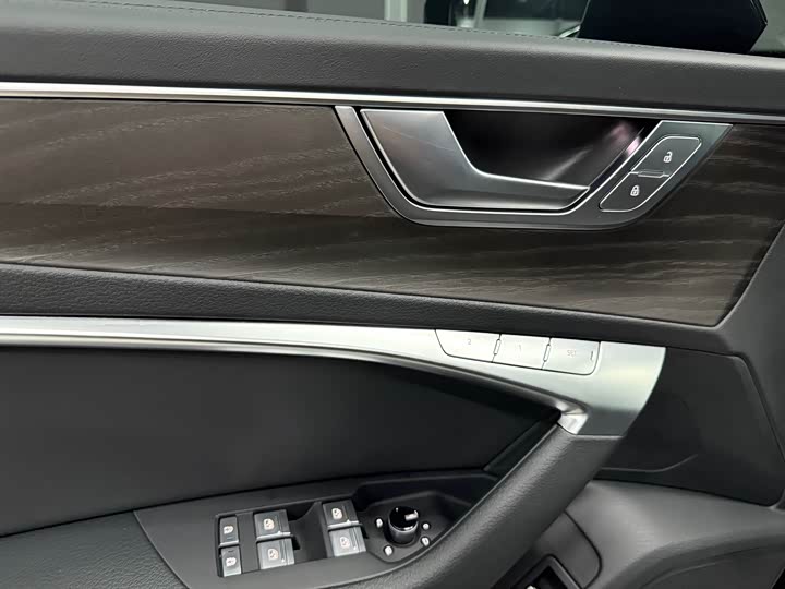 Фото 11 - Audi A6L