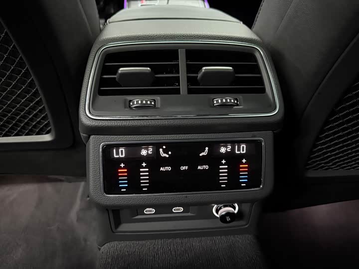 Фото 12 - Audi A6L