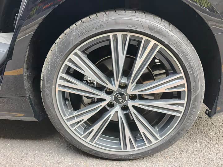 Фото 9 - Audi A6L