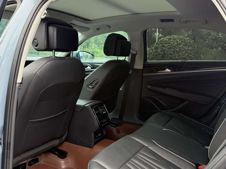 Фото 10 - Volkswagen Passat