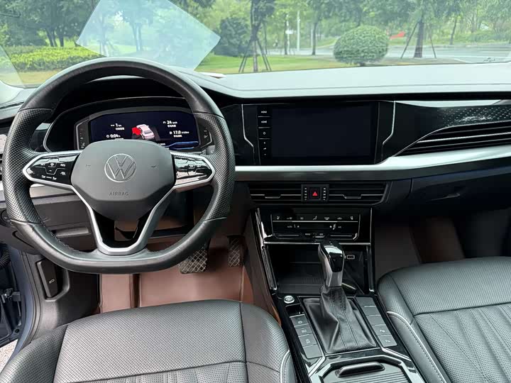 Фото 14 - Volkswagen Passat