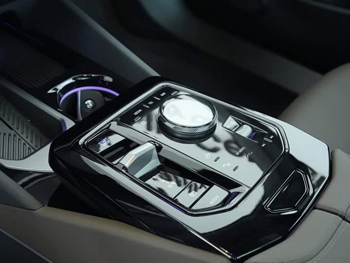 Фото 12 - BMW i5