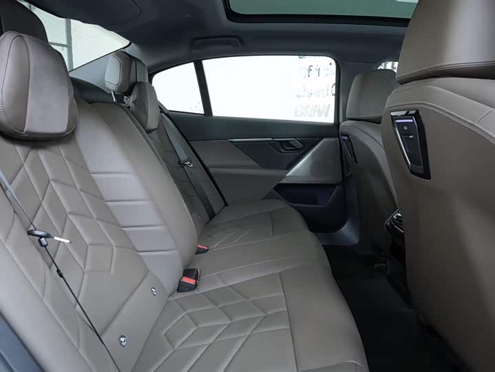 Фото 14 - BMW i5