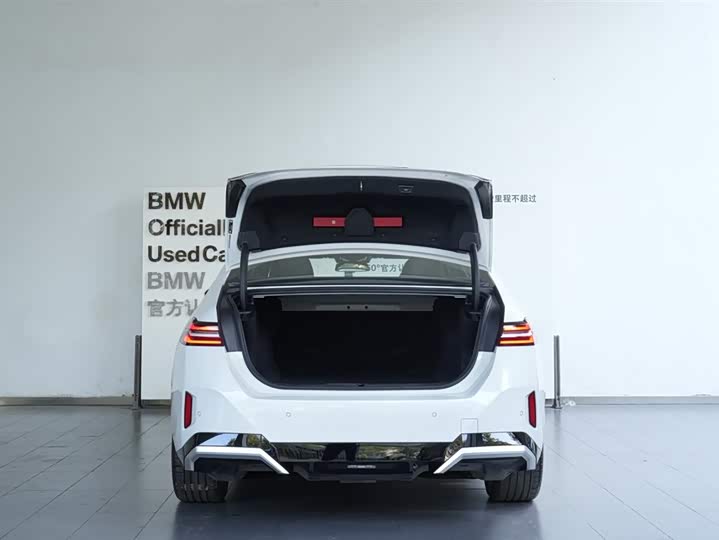 Фото 8 - BMW i5