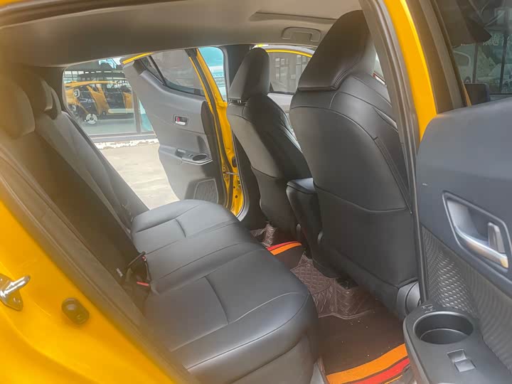 Фото 10 - Toyota C-HR