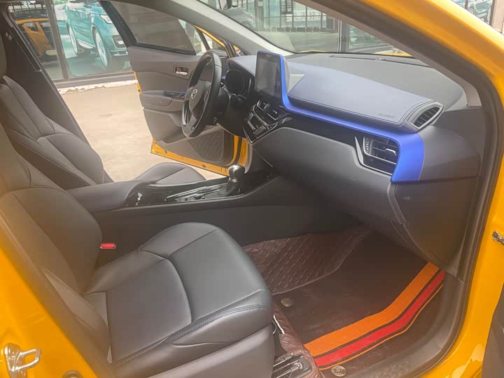 Фото 11 - Toyota C-HR