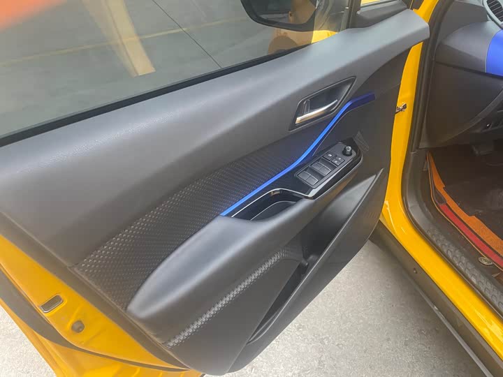 Фото 12 - Toyota C-HR