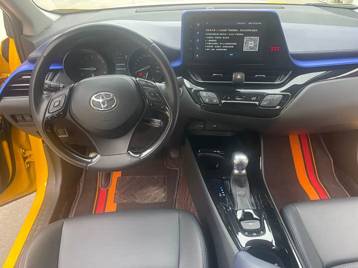 Фото 14 - Toyota C-HR