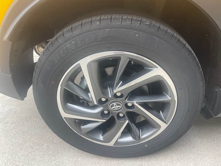 Фото 15 - Toyota C-HR