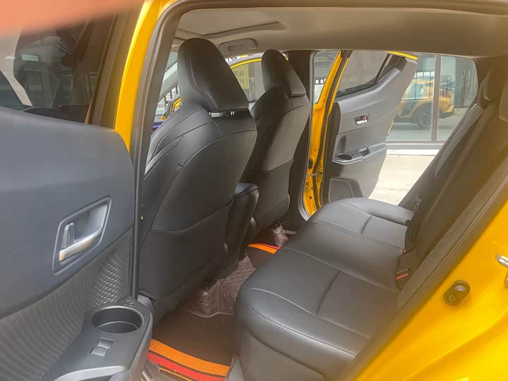 Фото 9 - Toyota C-HR