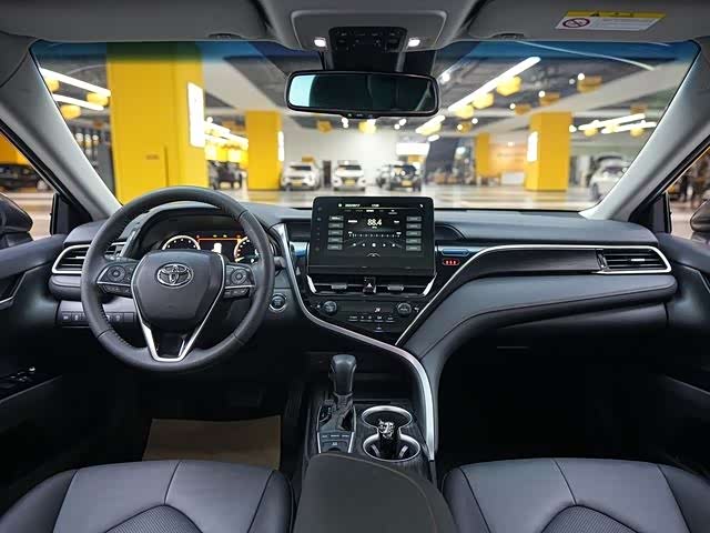 Фото 12 - Toyota Camry