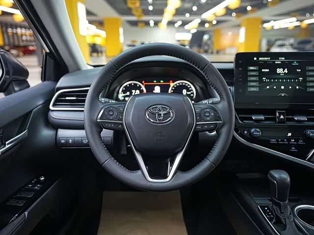 Фото 13 - Toyota Camry