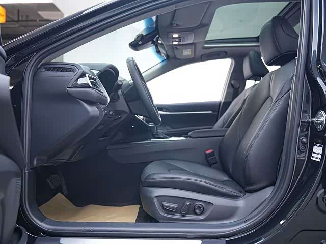 Фото 15 - Toyota Camry