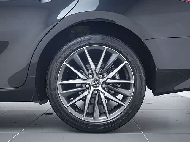 Фото 18 - Toyota Camry