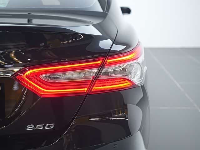 Фото 19 - Toyota Camry