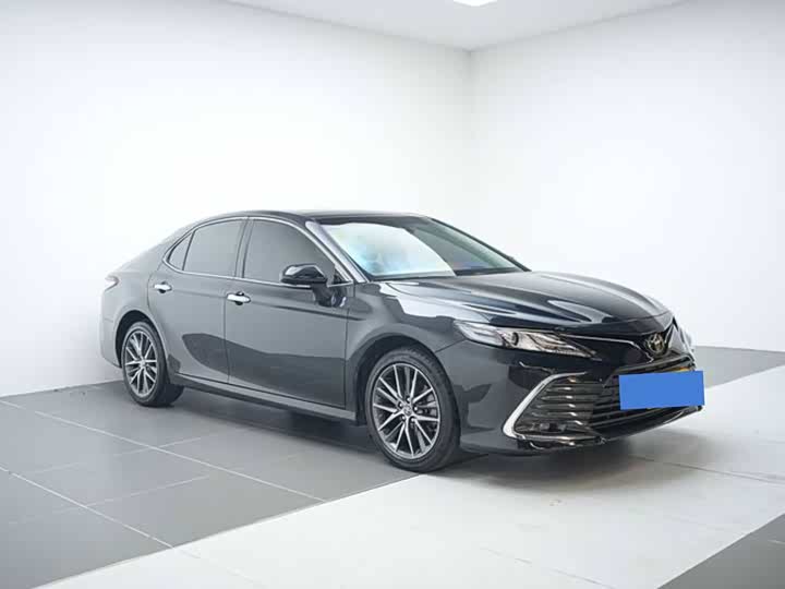 Фото 2 - Toyota Camry