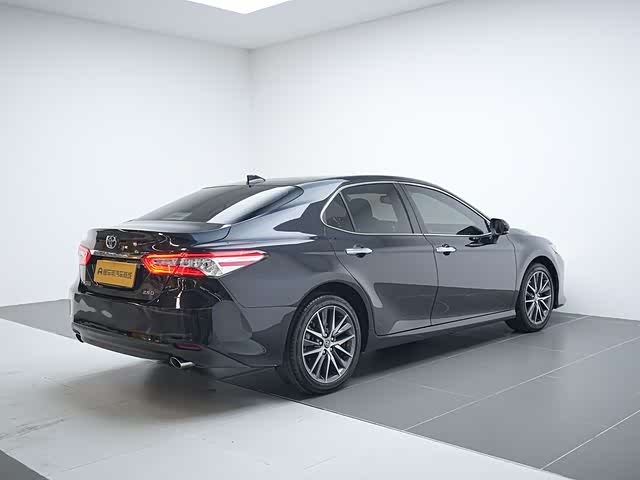 Фото 6 - Toyota Camry