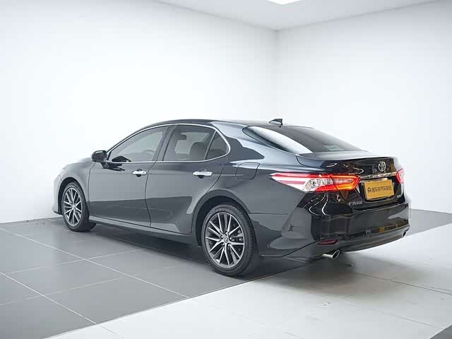 Фото 8 - Toyota Camry