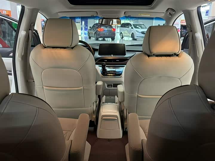 Фото 10 - Buick GL8 ES